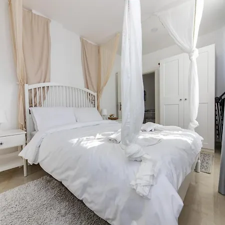 Central And Cozy Flat 3 Min To Beach In *